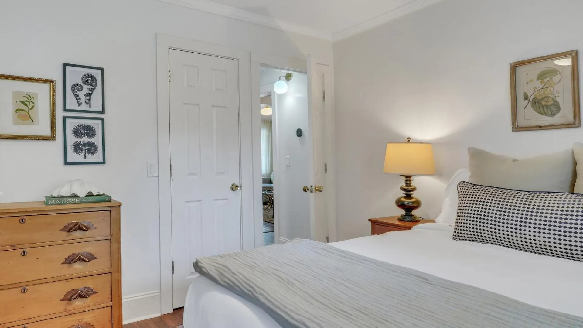 Charming Cottage Near Forsyth Park Heated Pool Access Walk To Restaurants Historic Sites More 1390 Savannah 0*,  Estados Unidos