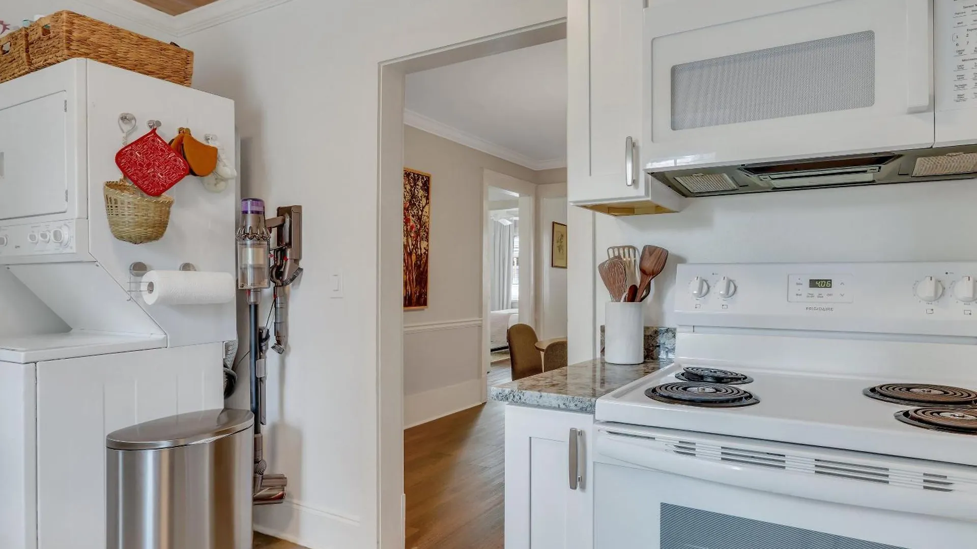 Charming Cottage Near Forsyth Park Heated Pool Access Walk To Restaurants Historic Sites More 1390 Savannah 0*,  Estados Unidos